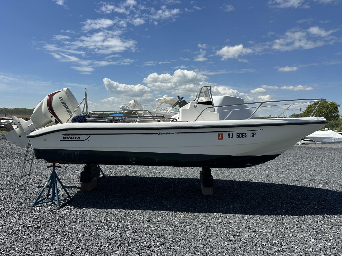 Slide: The Image of Boston Whaler 18' Dauntless 2001 - 5290961