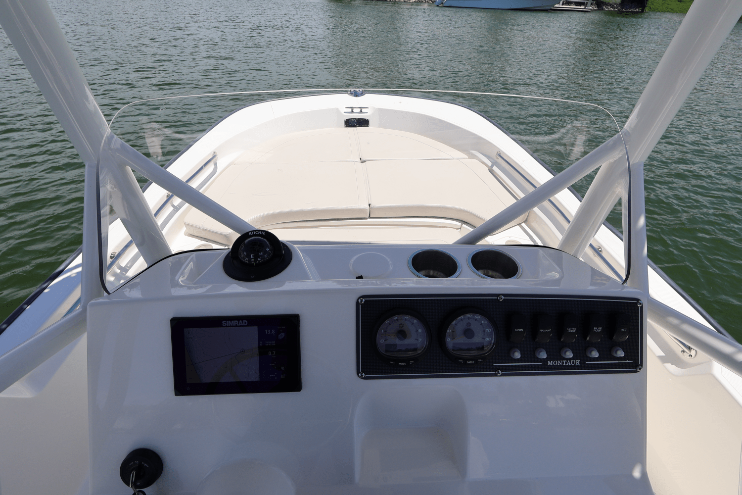 Slide: The Image of Boston Whaler 190 Montauk 2024 - 22