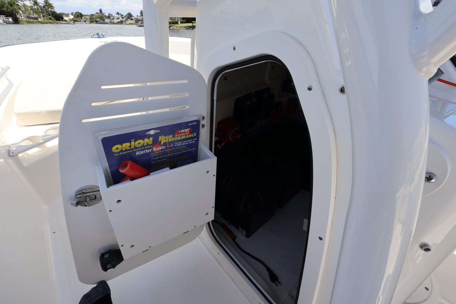 Slide: The Image of Boston Whaler 190 Montauk 2024 - 25