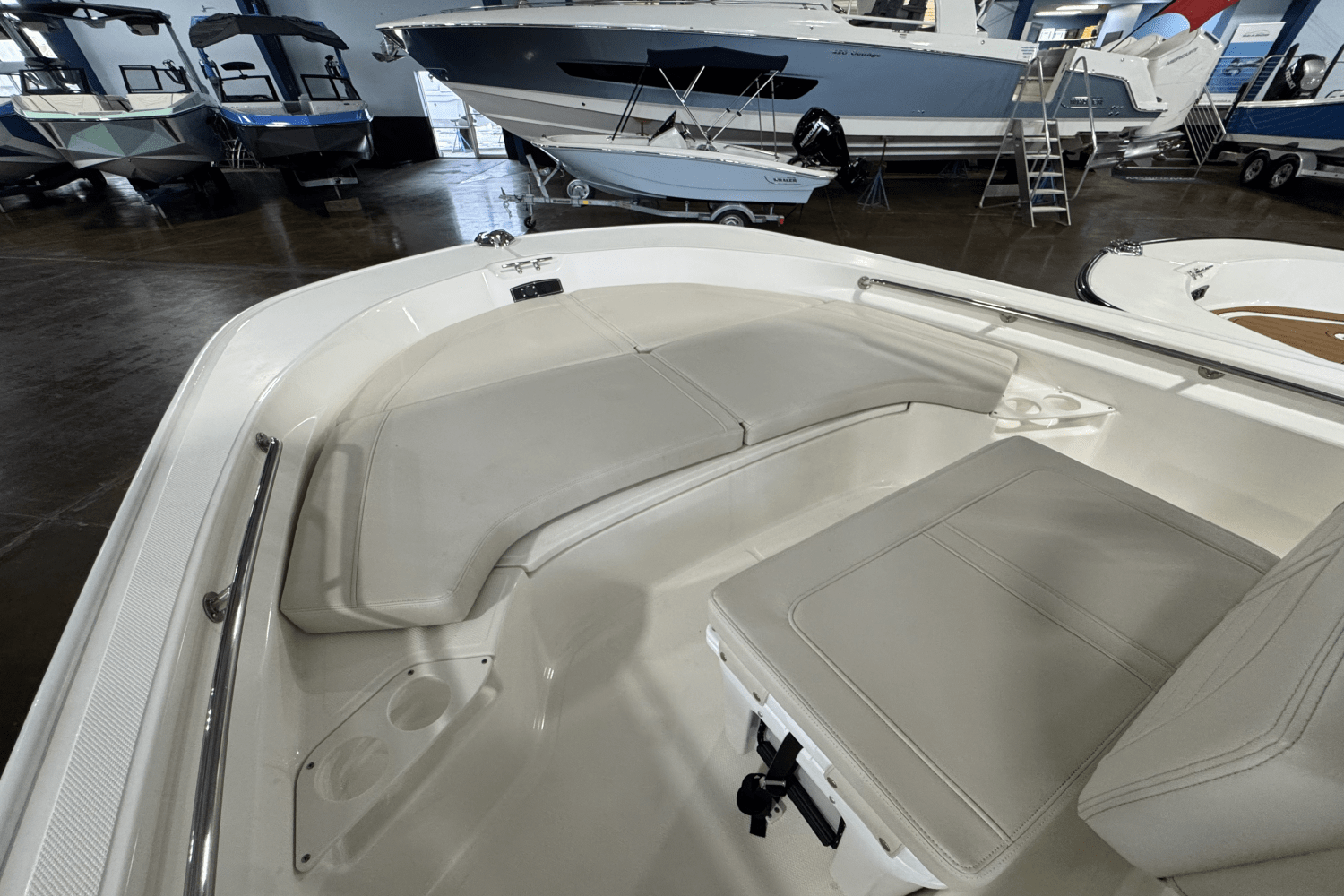 Slide: The Image of Boston Whaler 190 Montauk 2025 - 14