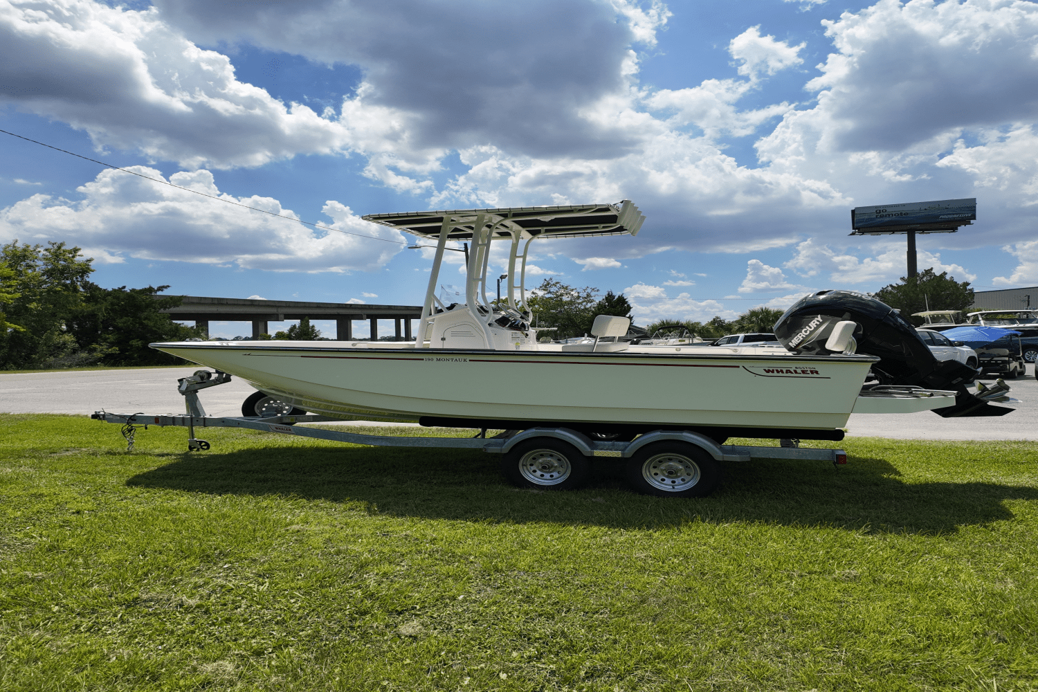 Slide: The Image of Boston Whaler 190 Montauk 2025 - 15