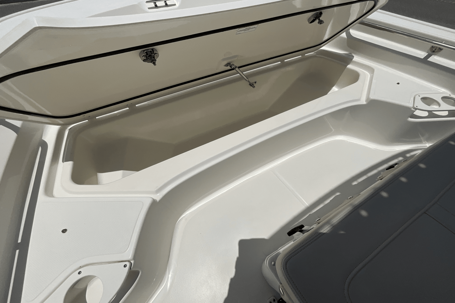 Slide: The Image of Boston Whaler 190 Montauk 2025 - 15