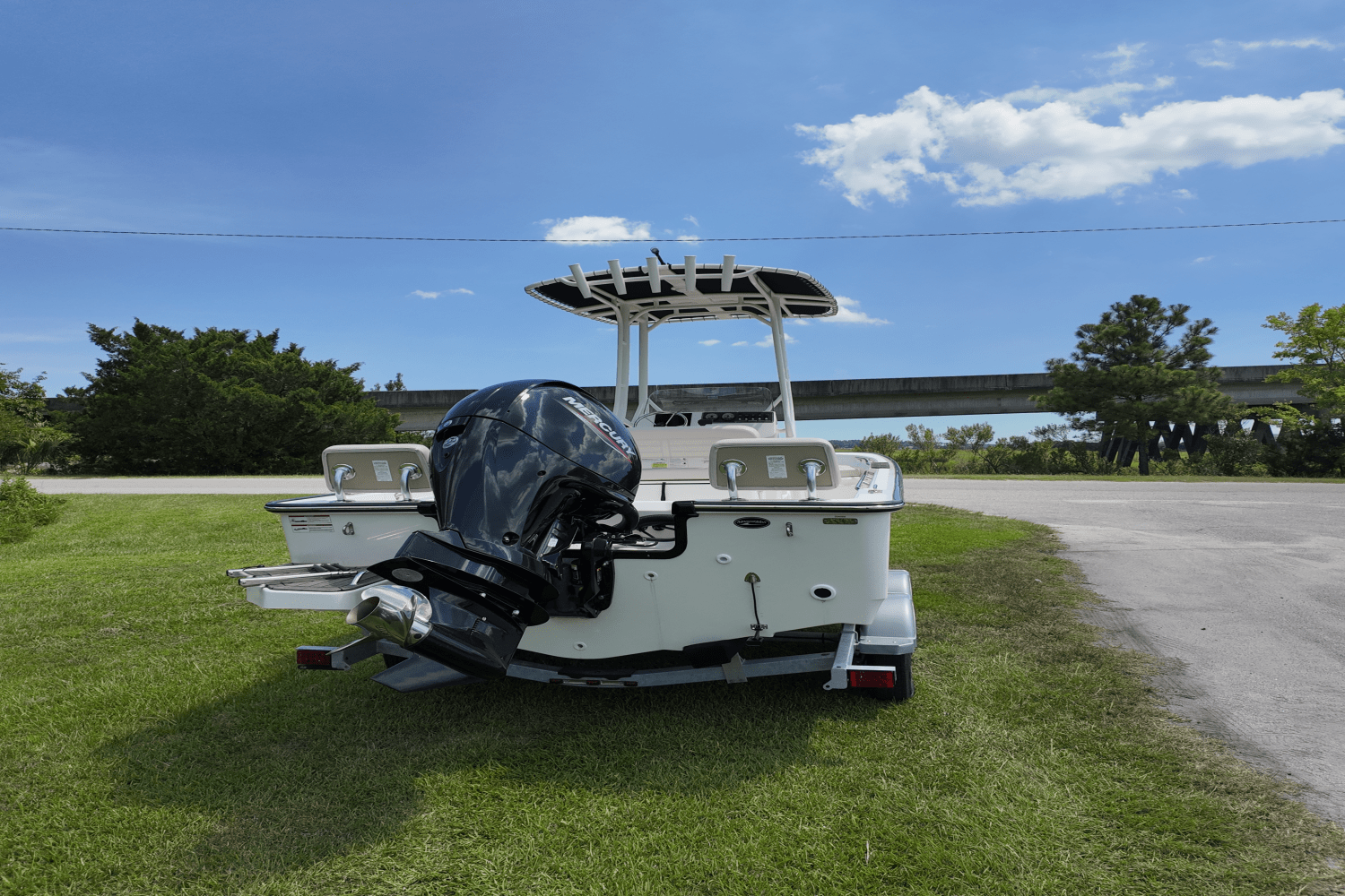Slide: The Image of Boston Whaler 190 Montauk 2025 - 20