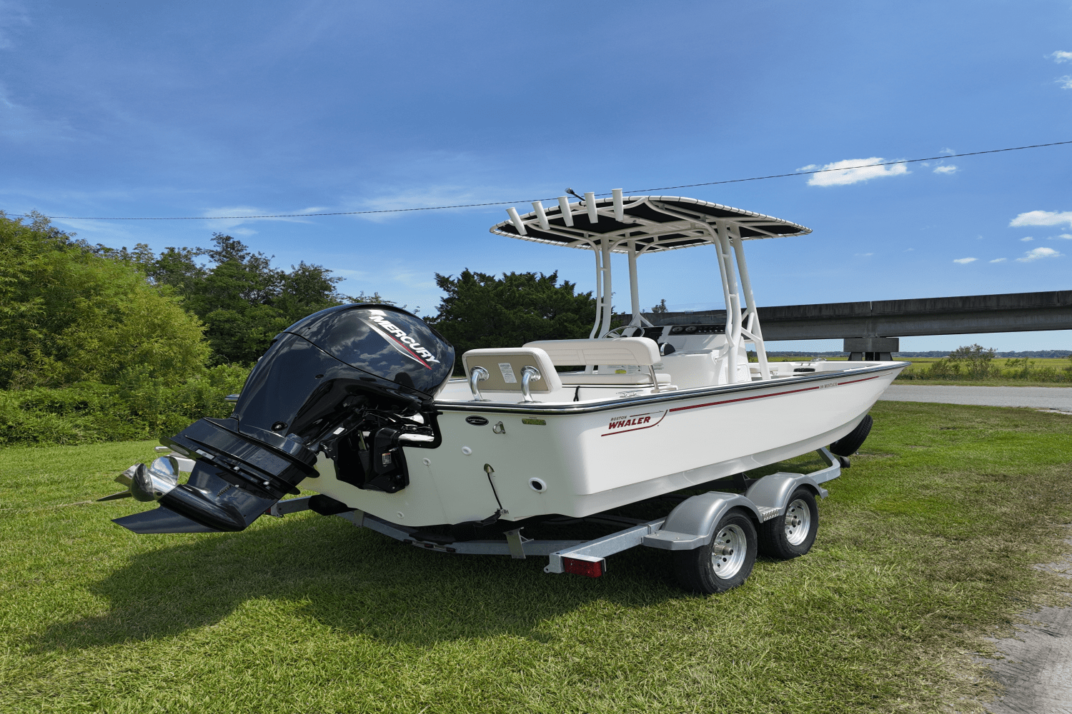 Slide: The Image of Boston Whaler 190 Montauk 2025 - 21
