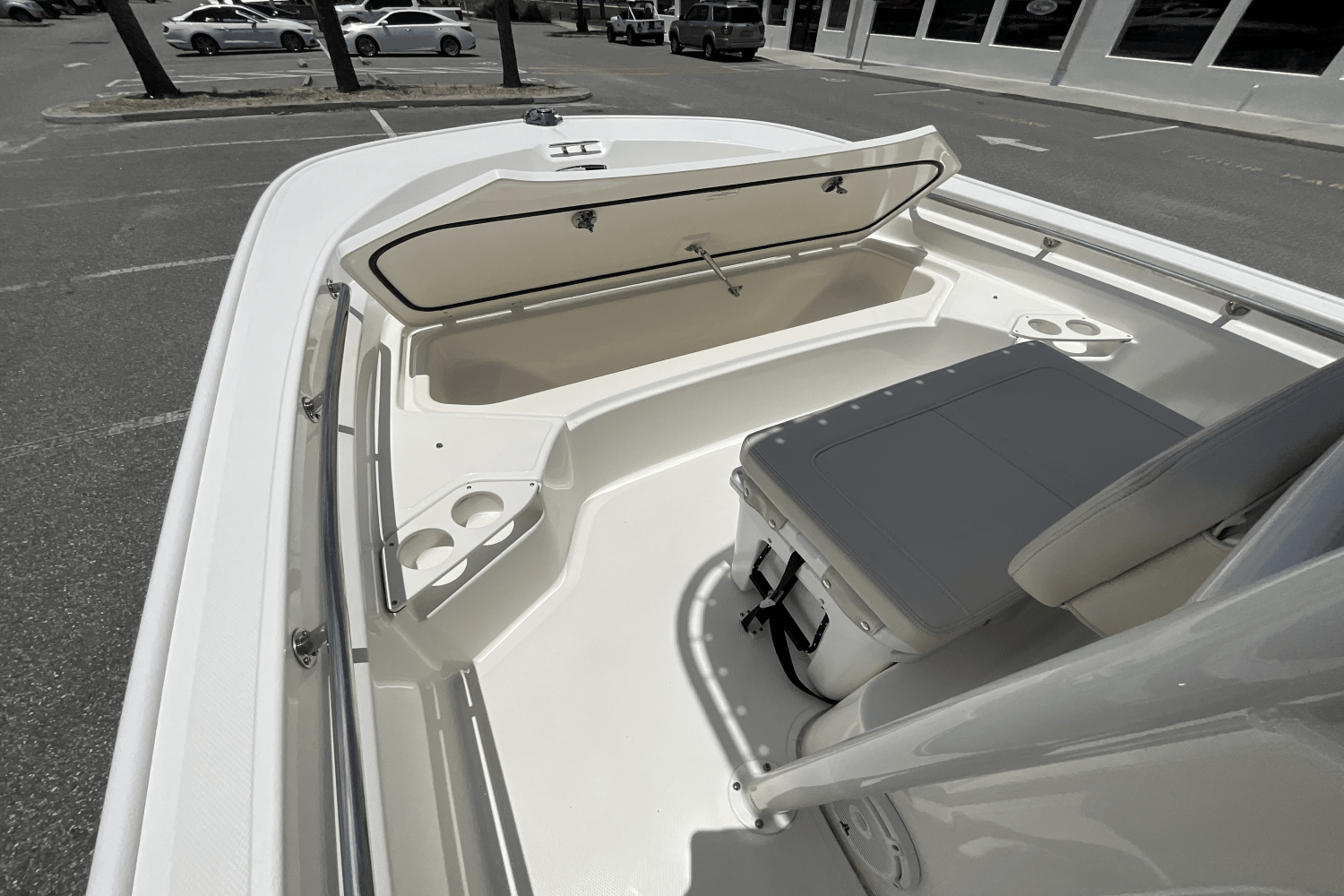Slide: The Image of Boston Whaler 190 Montauk 2025 - 8