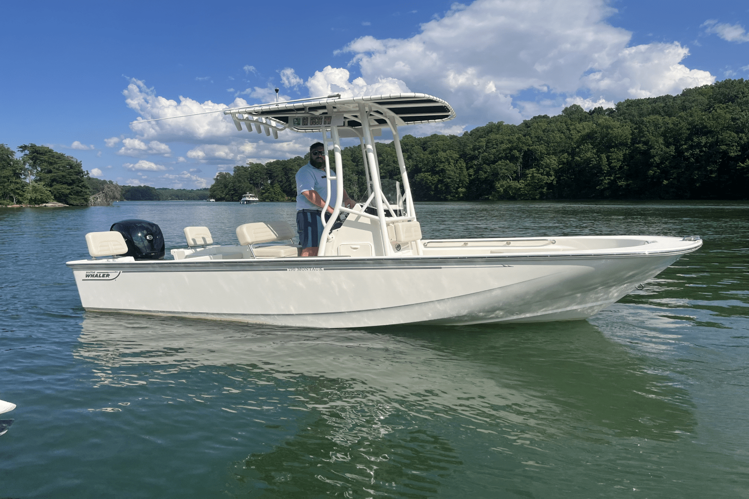 Slide: The Image of Boston Whaler 19 MONTAUK 2024 - 1