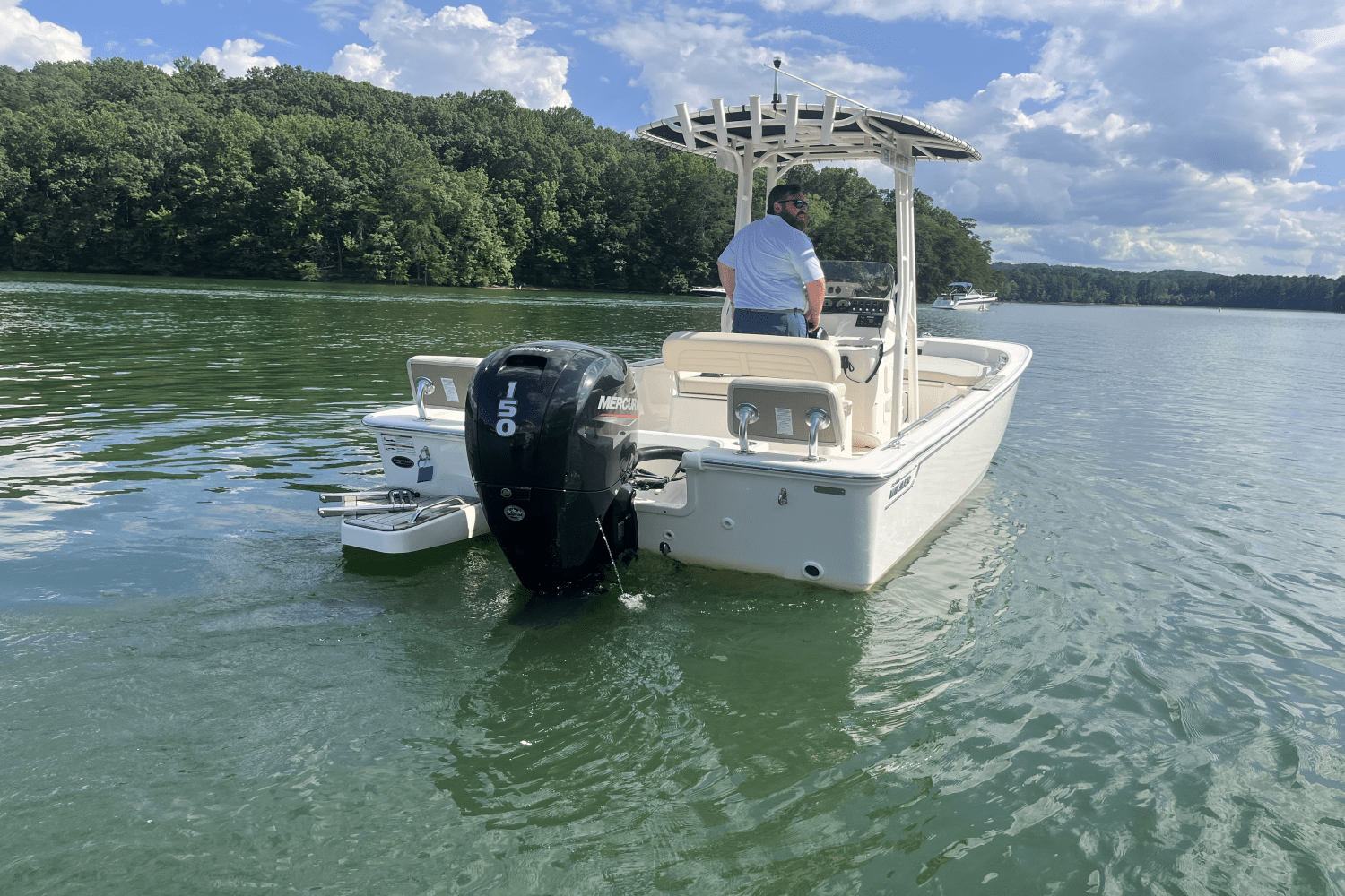 Slide: The Image of Boston Whaler 19 MONTAUK 2024 - 6