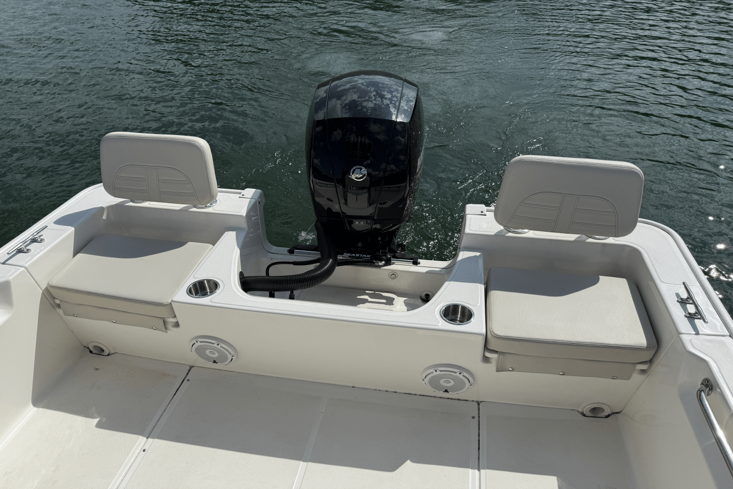 Slide: The Image of Boston Whaler 19 MONTAUK 2024 - 7