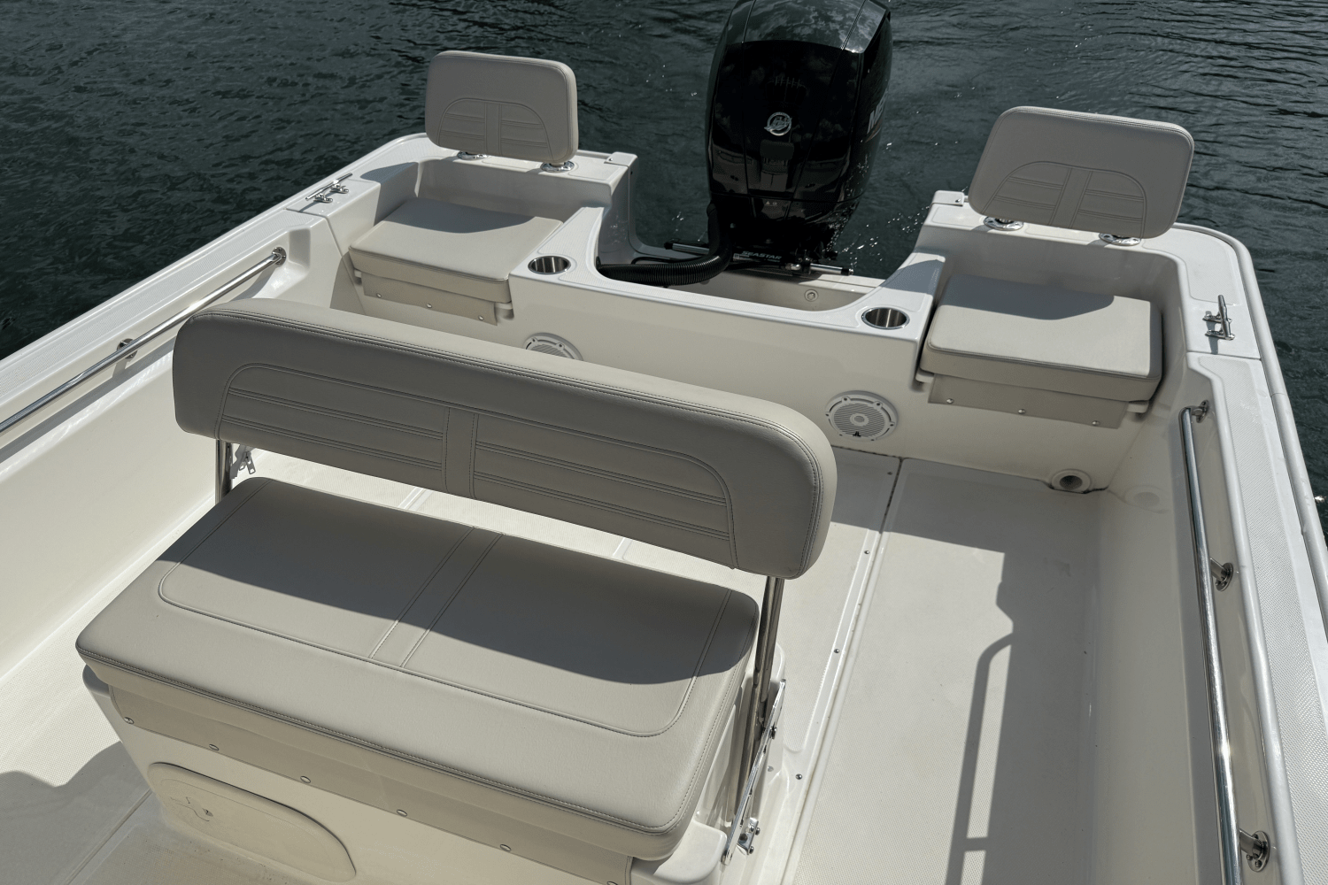 Slide: The Image of Boston Whaler 19 MONTAUK 2024 - 9