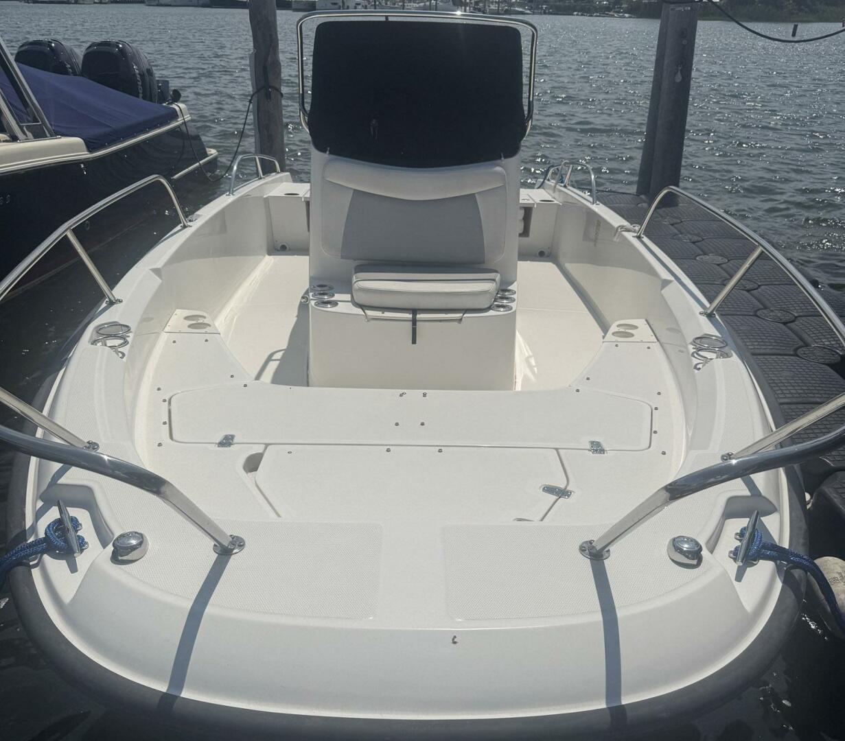 Slide: The Image of Boston Whaler 210 Dauntless 2015 - 5565056