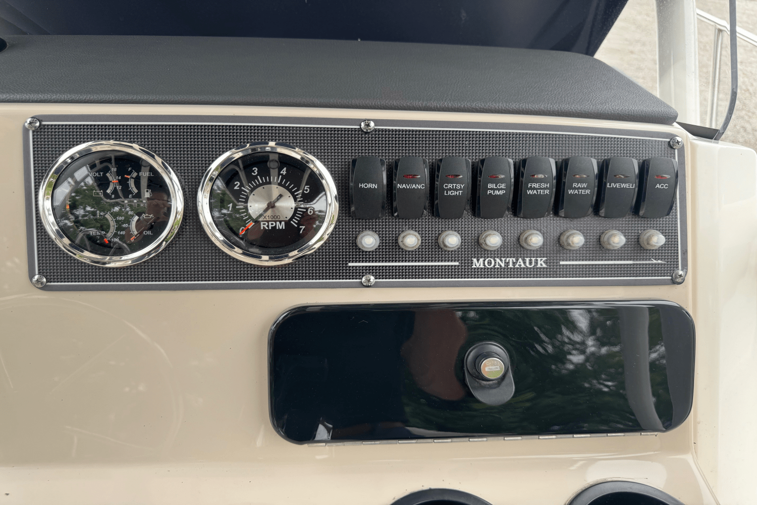 Slide: The Image of Boston Whaler 210 MONTAUK 2019 - 9