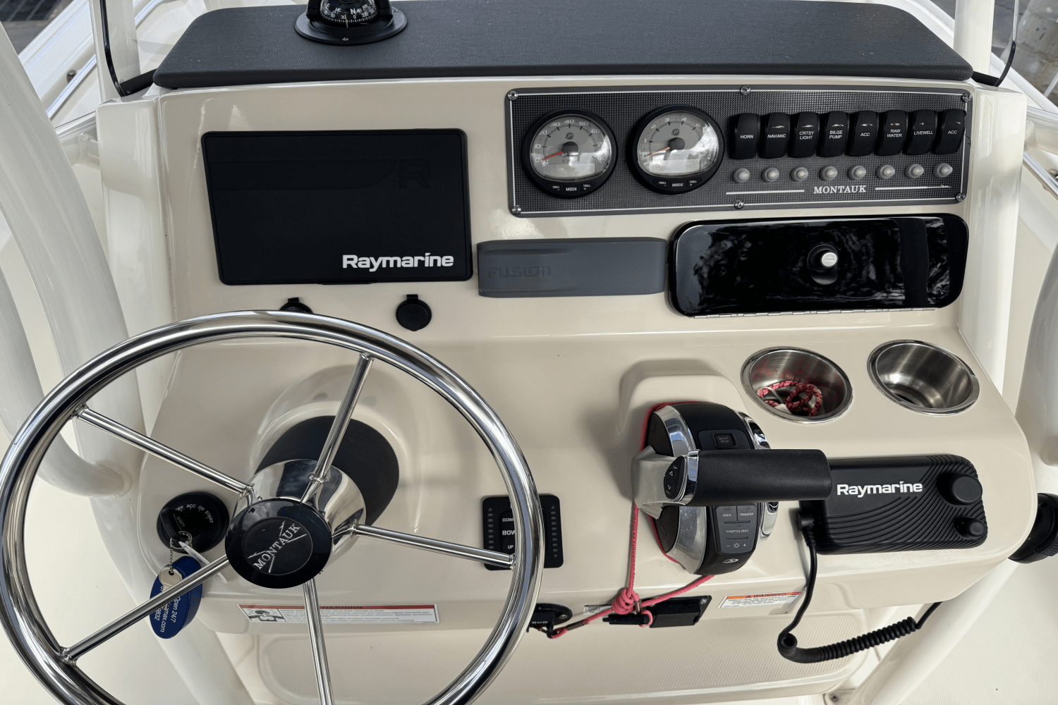 Slide: The Image of Boston Whaler 210 MONTAUK 2021 - 14
