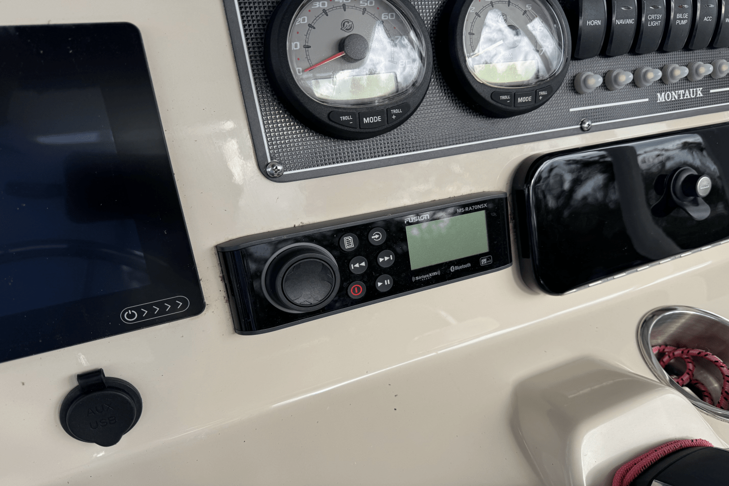 Slide: The Image of Boston Whaler 210 MONTAUK 2021 - 16
