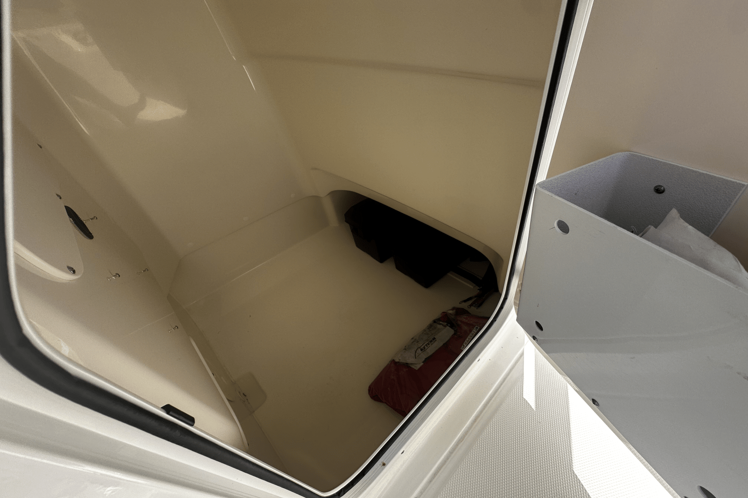 Slide: The Image of Boston Whaler 210 Montauk 2024 - 10