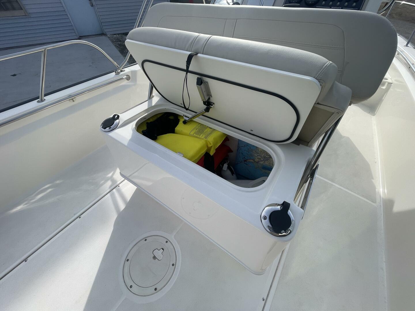 Slide: The Image of Boston Whaler 210 Montauk 2024 - 5136119