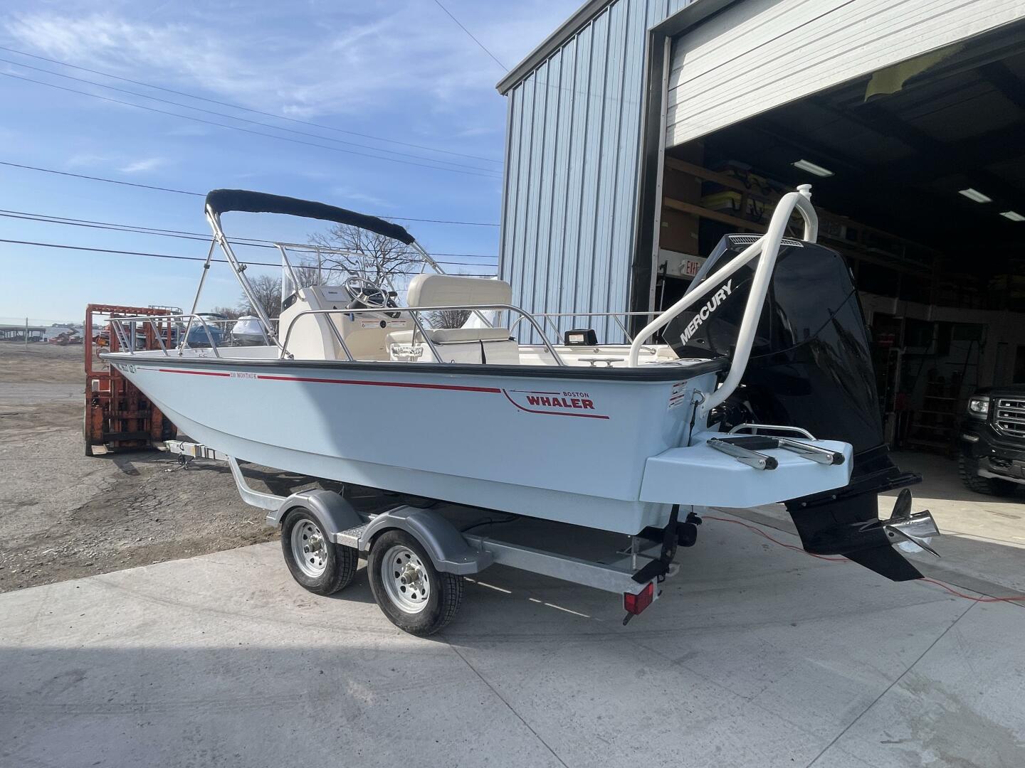 Slide: The Image of Boston Whaler 210 Montauk 2024 - 5136098