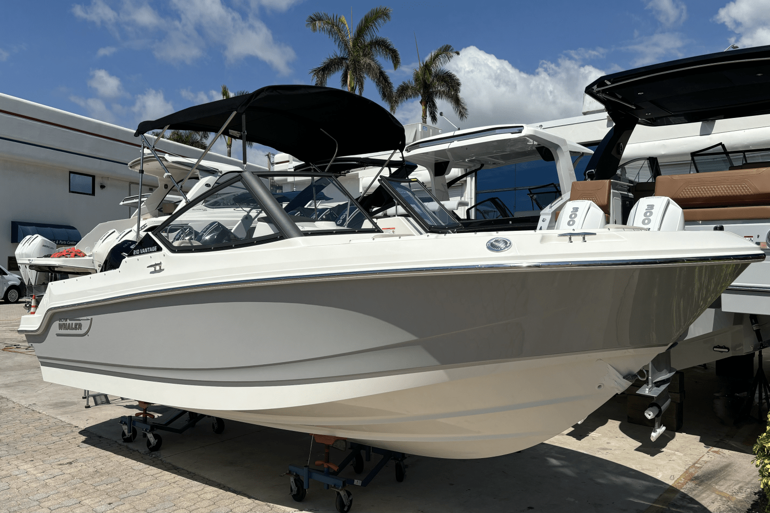 Slide: The Image of Boston Whaler 210 Vantage 2024 - 0
