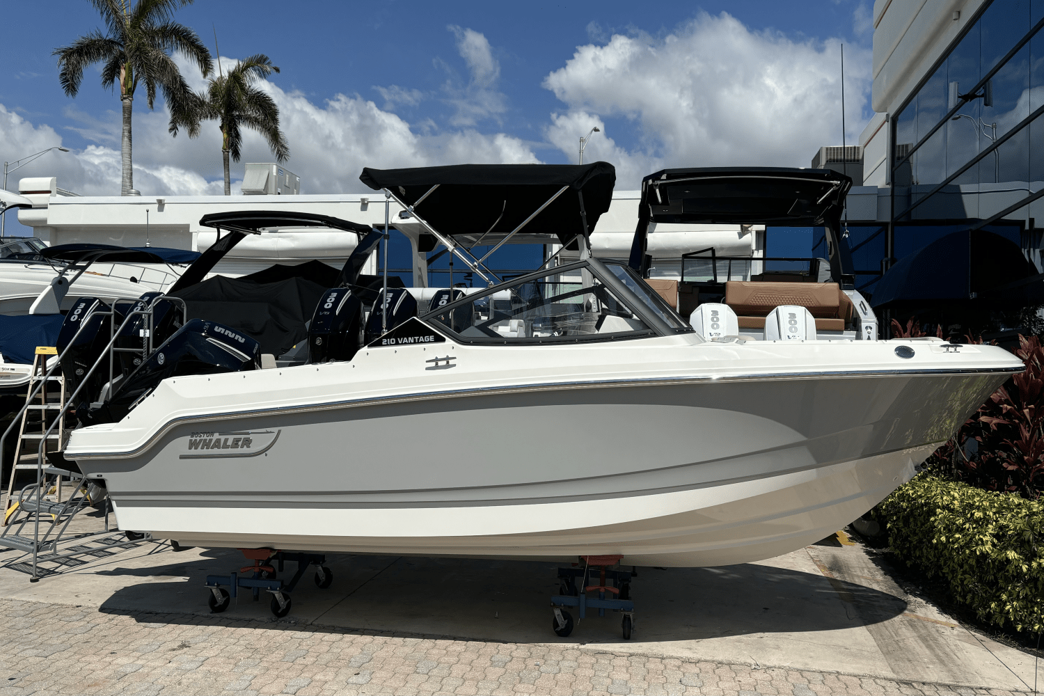 Slide: The Image of Boston Whaler 210 Vantage 2024 - 1