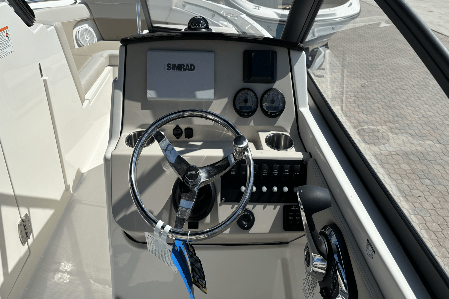 Slide: The Image of Boston Whaler 210 Vantage 2024 - 10