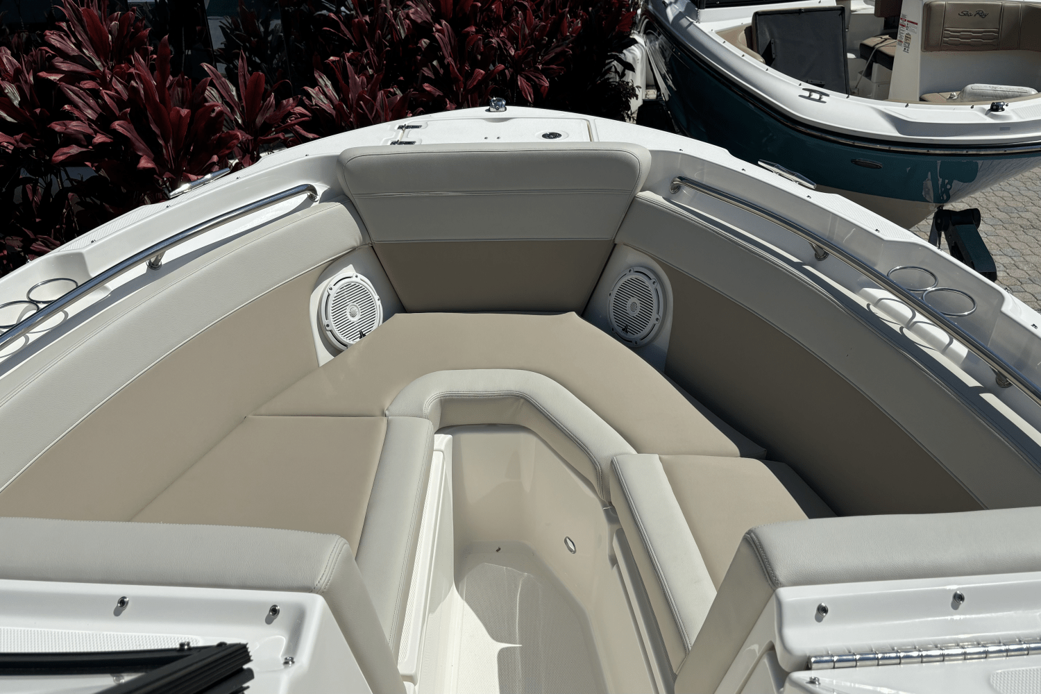 Slide: The Image of Boston Whaler 210 Vantage 2024 - 11