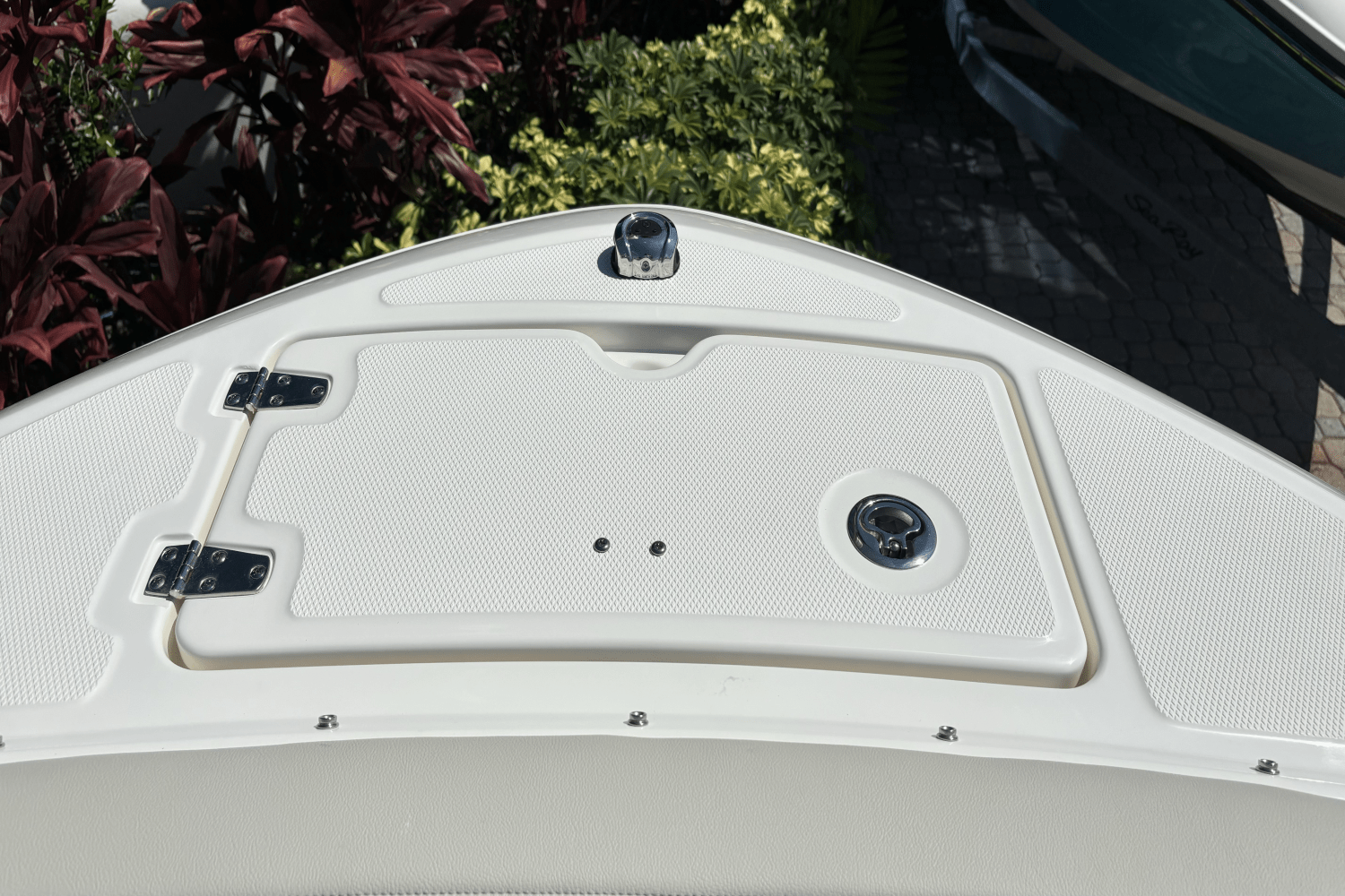 Slide: The Image of Boston Whaler 210 Vantage 2024 - 12