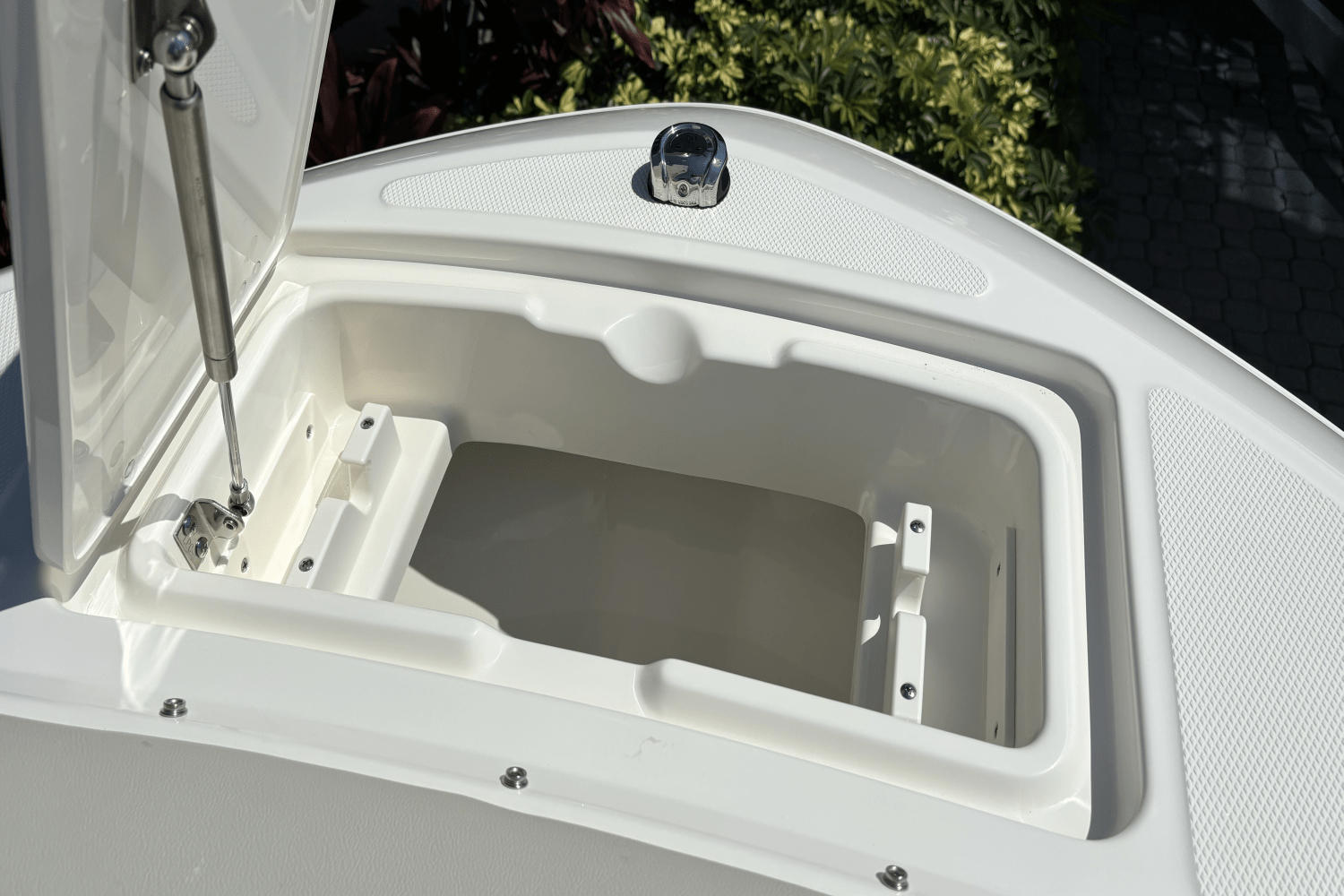 Slide: The Image of Boston Whaler 210 Vantage 2024 - 13
