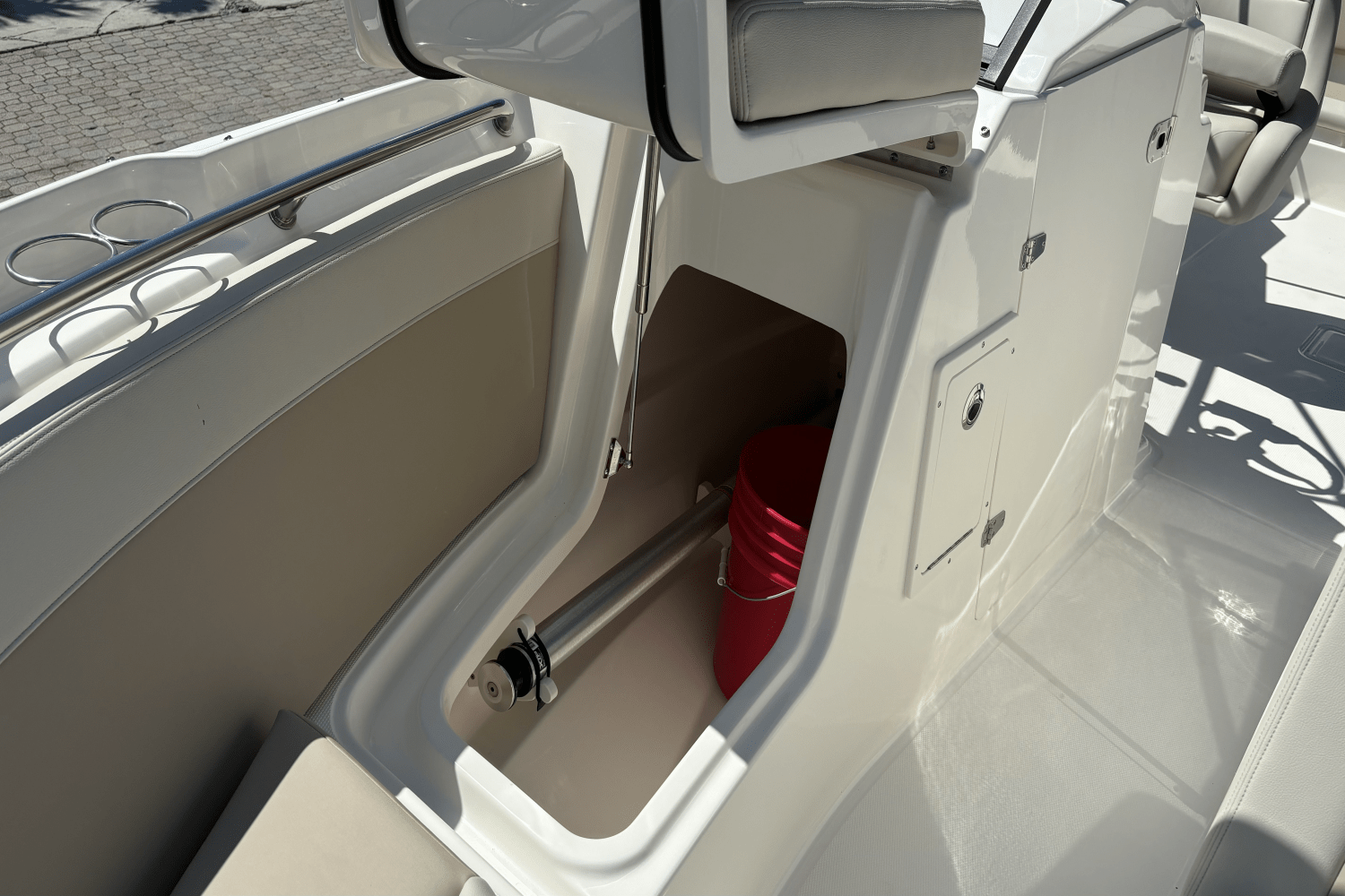 Slide: The Image of Boston Whaler 210 Vantage 2024 - 14