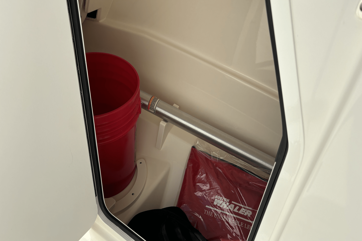Slide: The Image of Boston Whaler 210 Vantage 2024 - 15