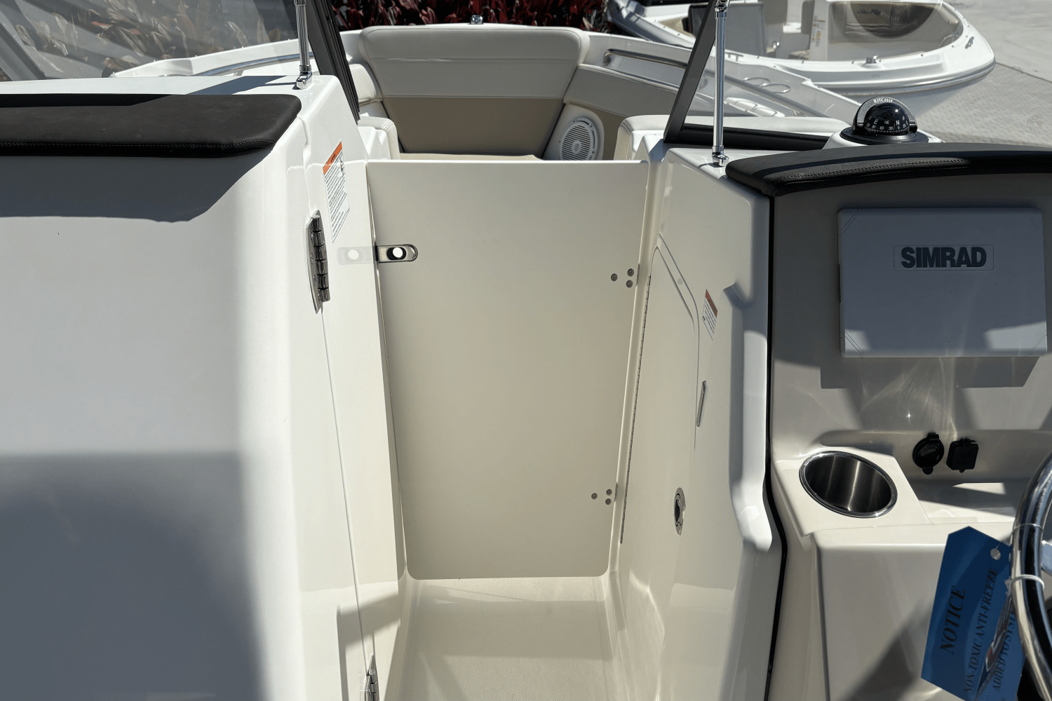 Slide: The Image of Boston Whaler 210 Vantage 2024 - 16