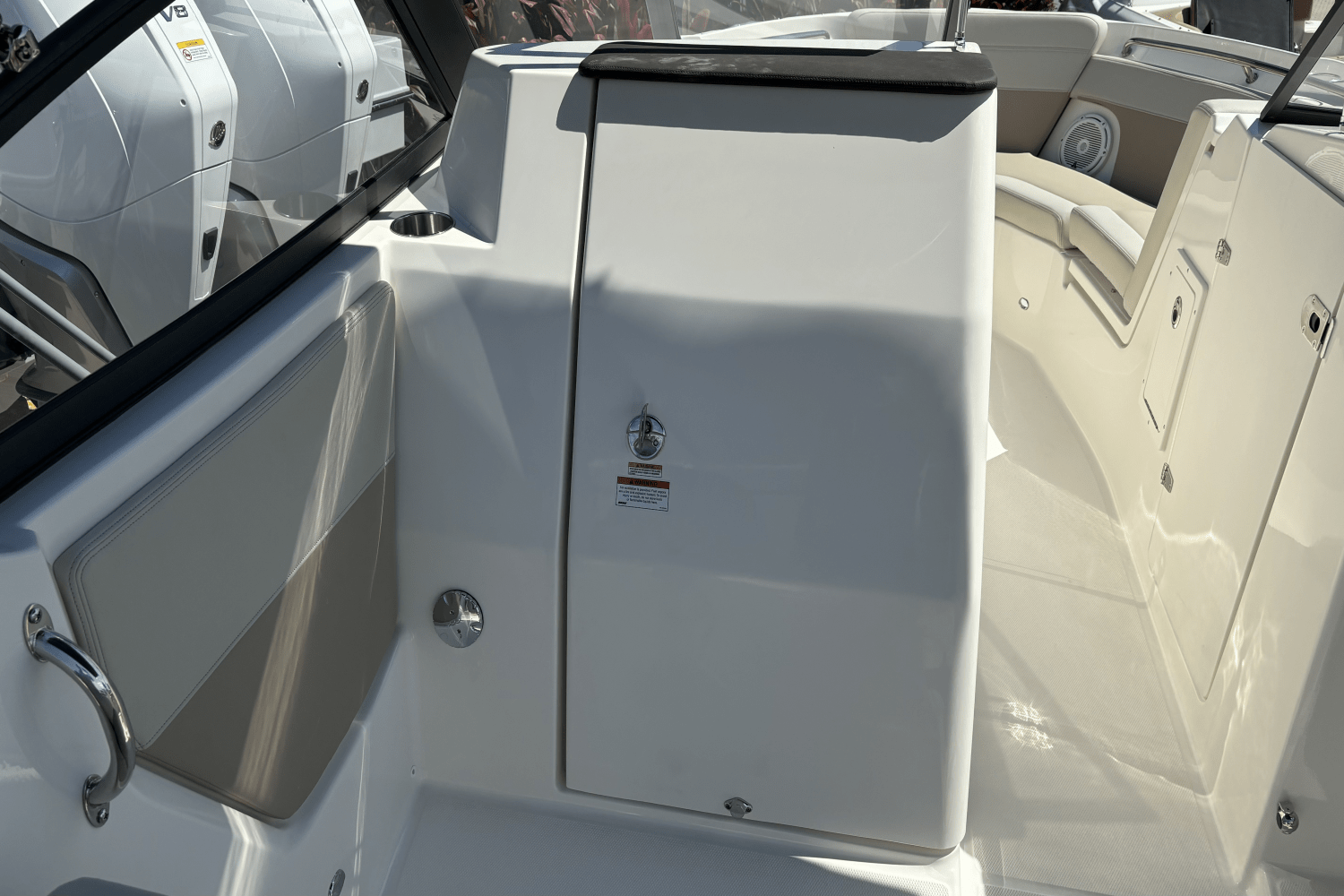 Slide: The Image of Boston Whaler 210 Vantage 2024 - 17