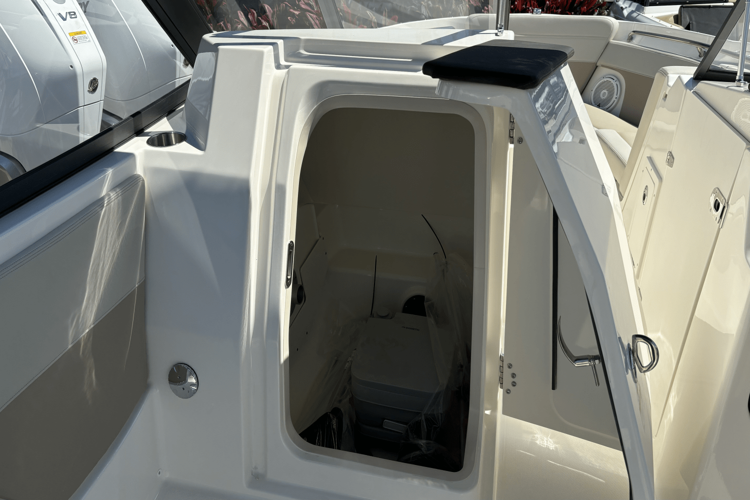 Slide: The Image of Boston Whaler 210 Vantage 2024 - 18