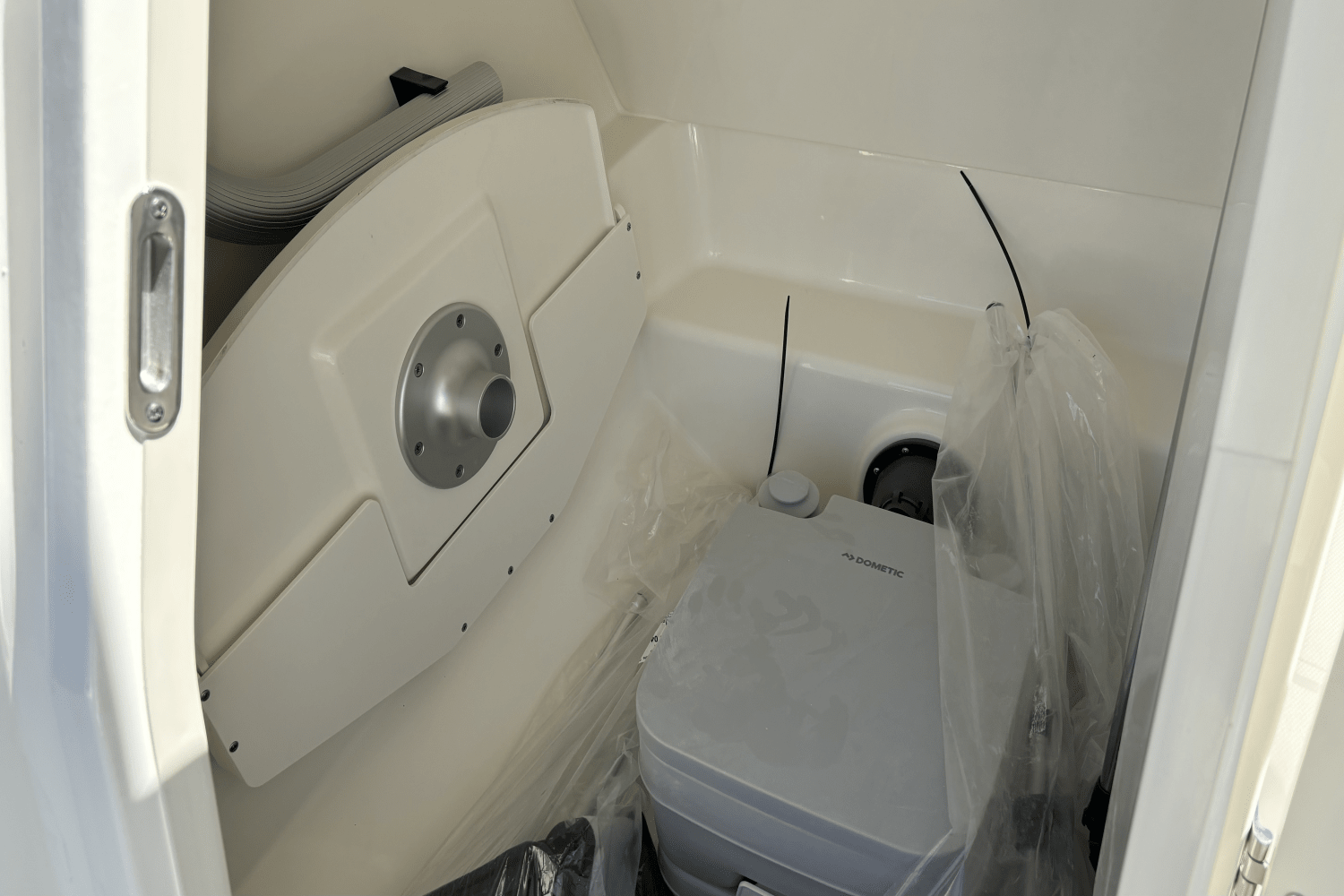 Slide: The Image of Boston Whaler 210 Vantage 2024 - 19