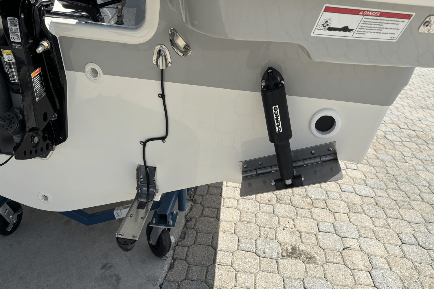 Slide: The Image of Boston Whaler 210 Vantage 2024 - 4