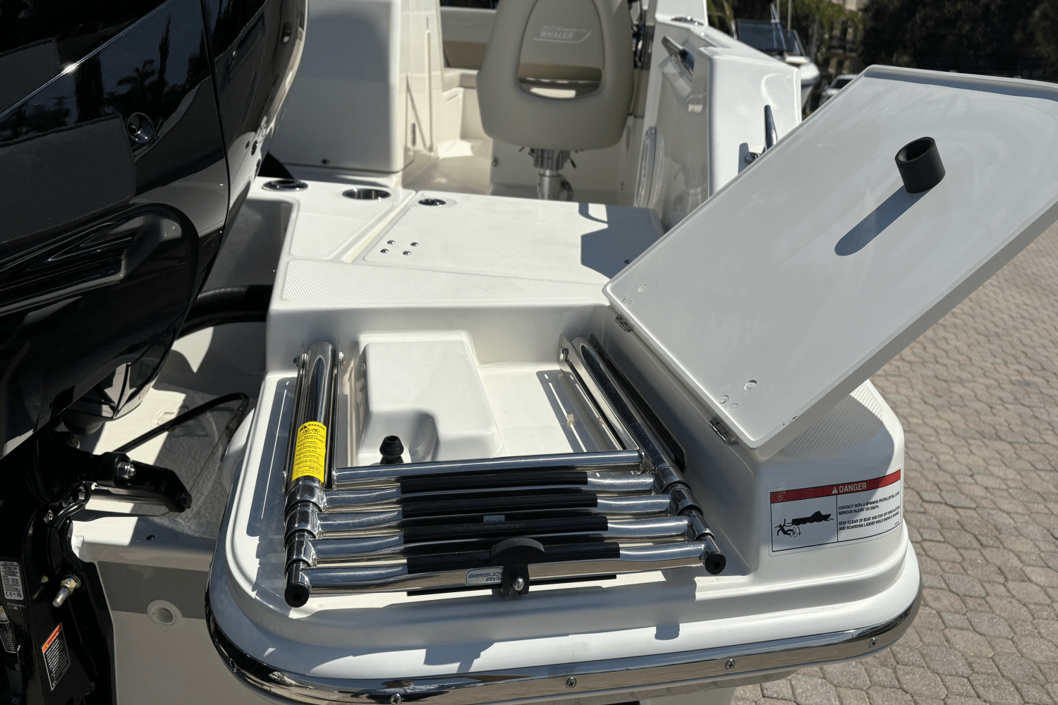 Slide: The Image of Boston Whaler 210 Vantage 2024 - 5
