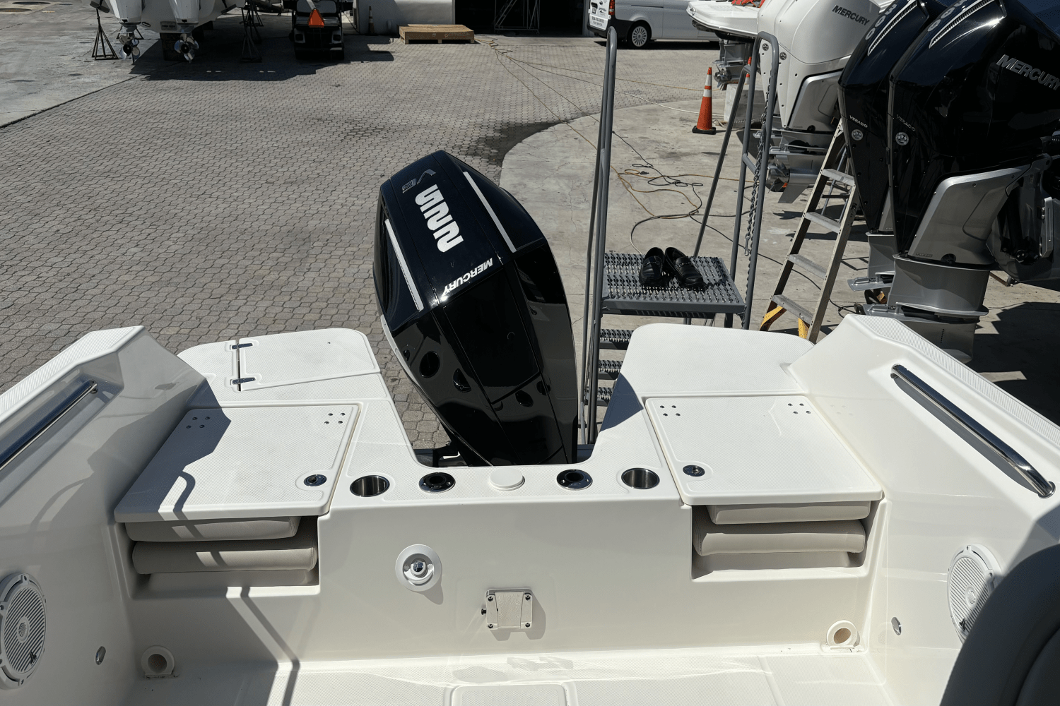 Slide: The Image of Boston Whaler 210 Vantage 2024 - 6