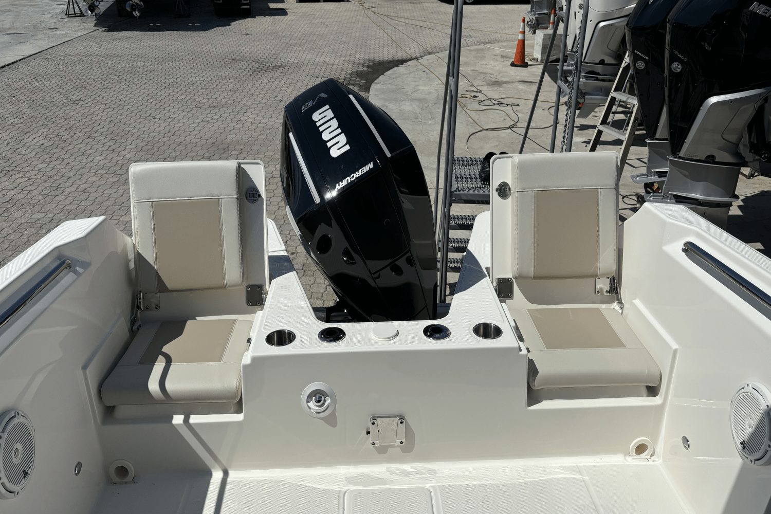 Slide: The Image of Boston Whaler 210 Vantage 2024 - 7