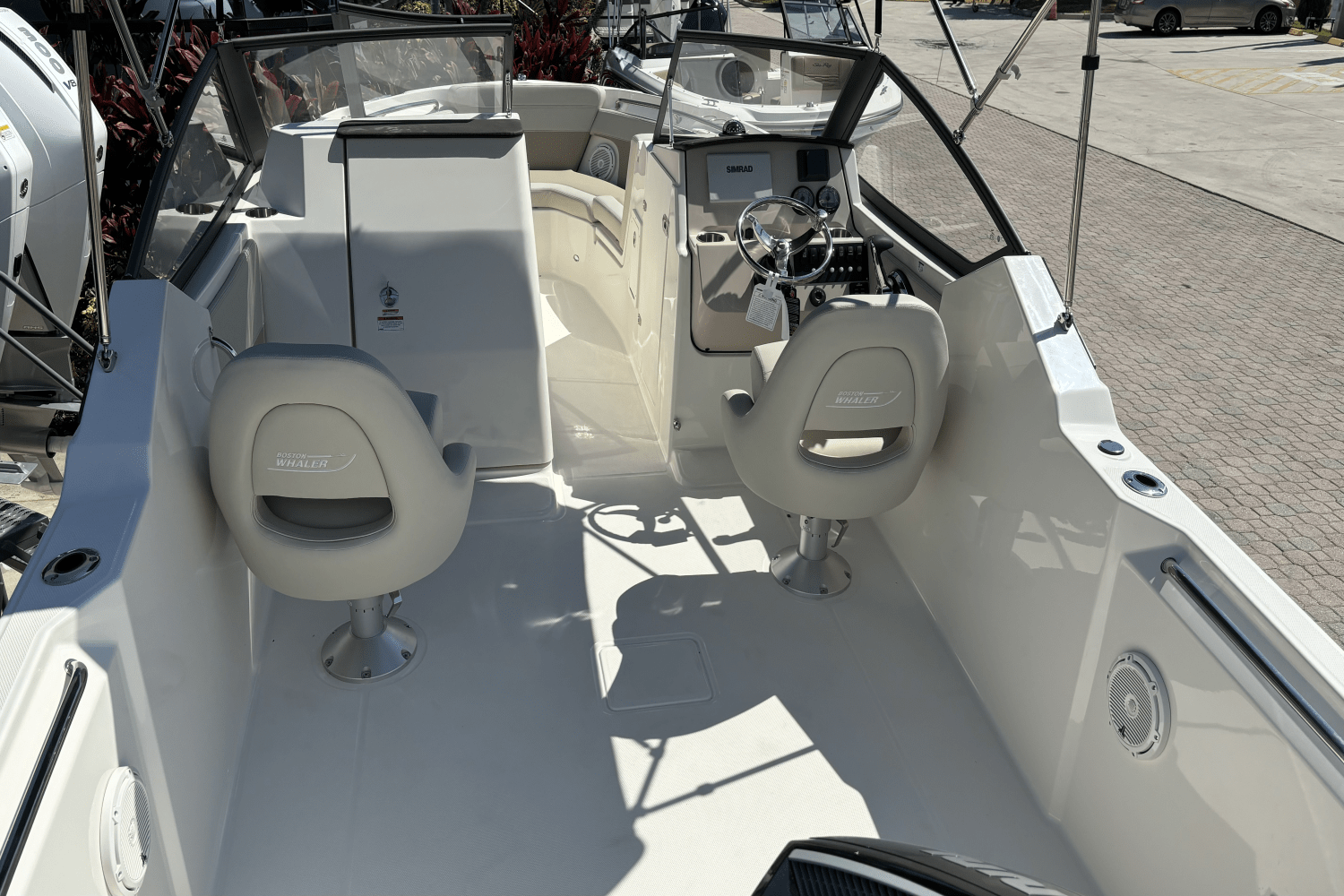Slide: The Image of Boston Whaler 210 Vantage 2024 - 8