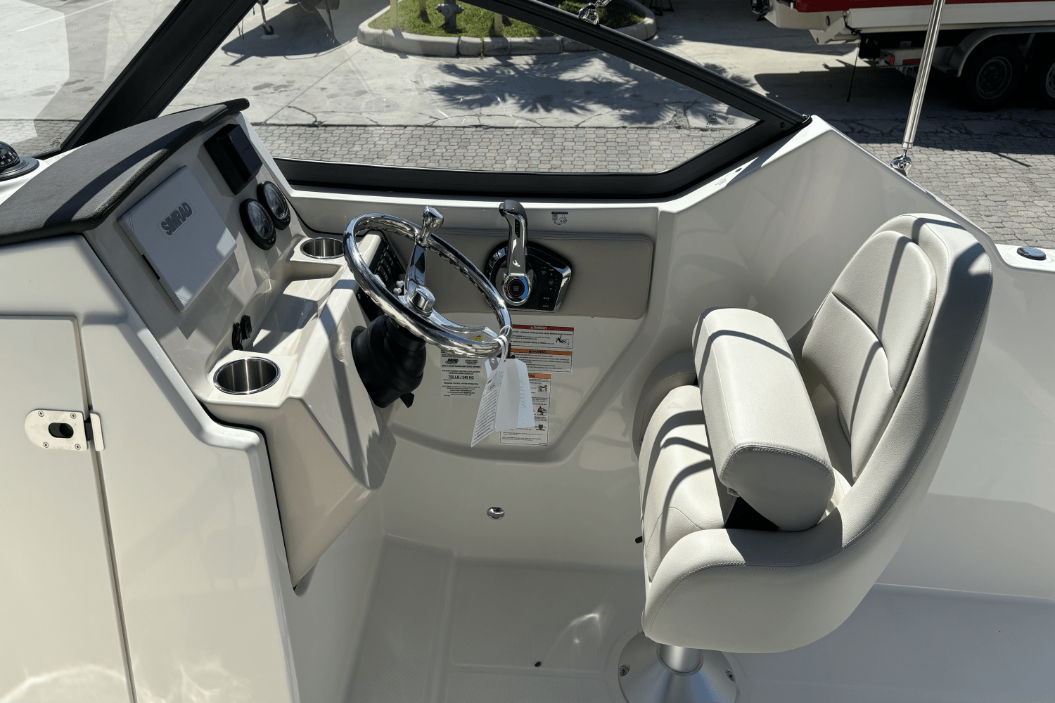 Slide: The Image of Boston Whaler 210 Vantage 2024 - 9