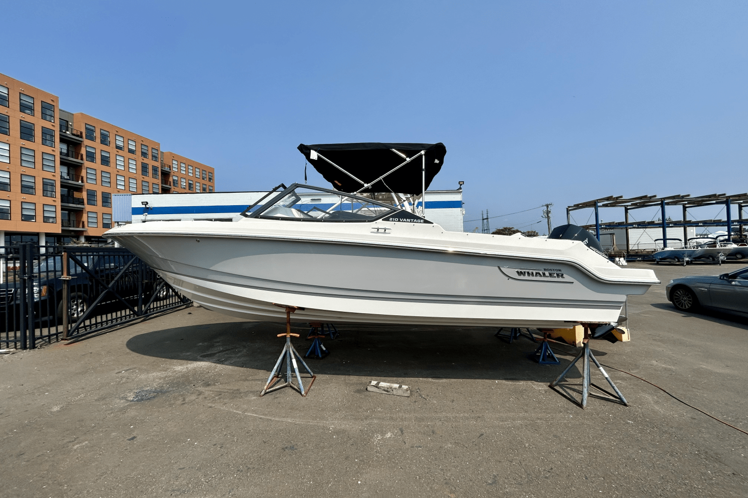 Slide: The Image of Boston Whaler 210 Vantage 2025 - 0