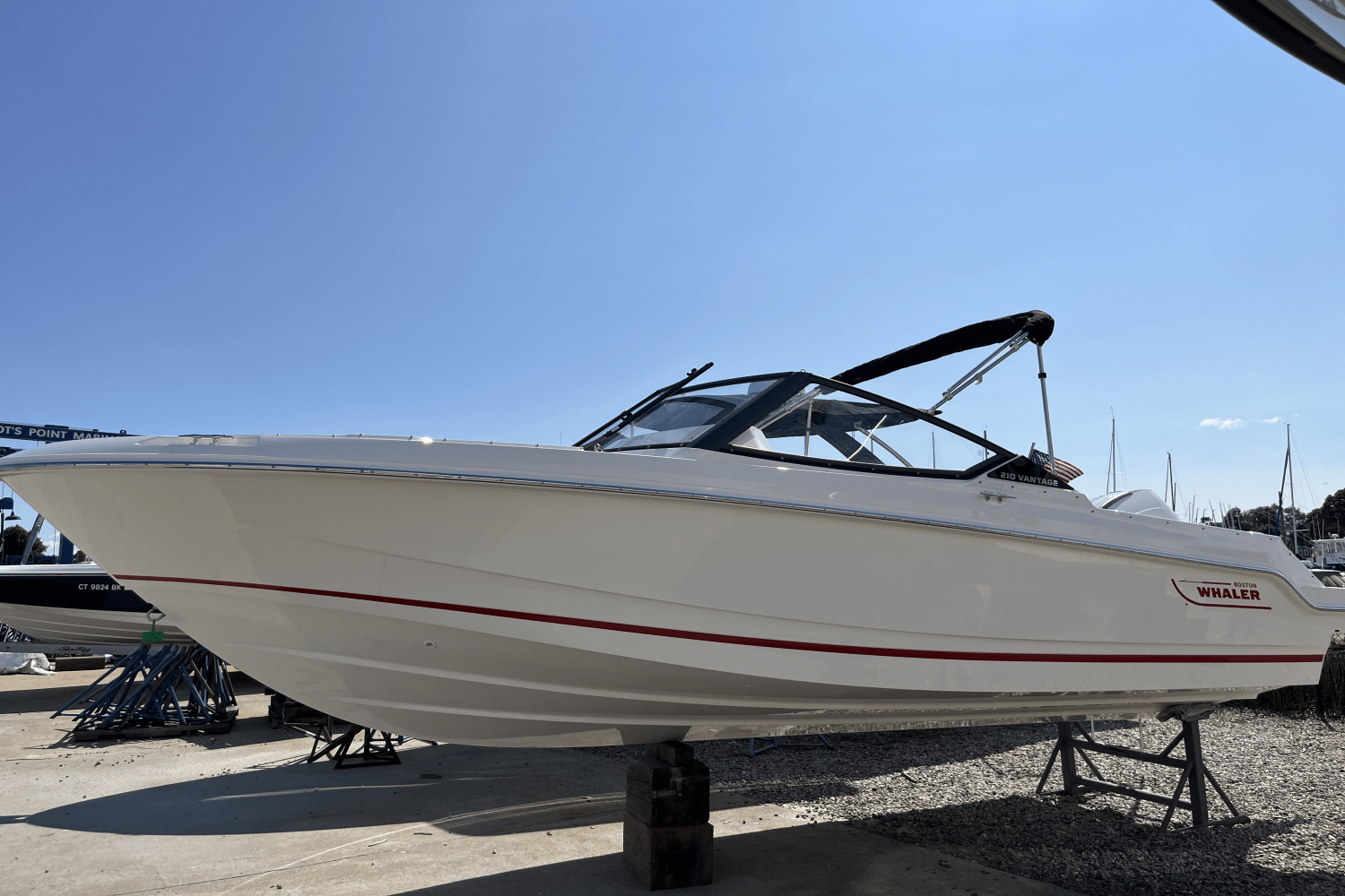 Slide: The Image of Boston Whaler 210 Vantage 2025 - 0