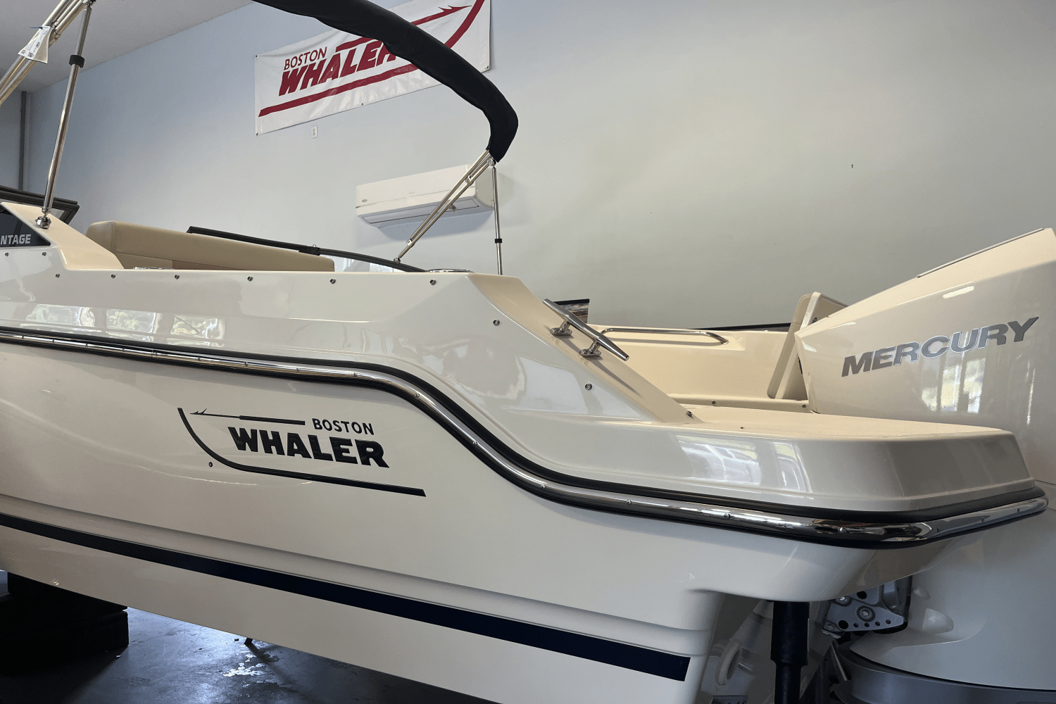Slide: The Image of Boston Whaler 210 Vantage 2025 - 1