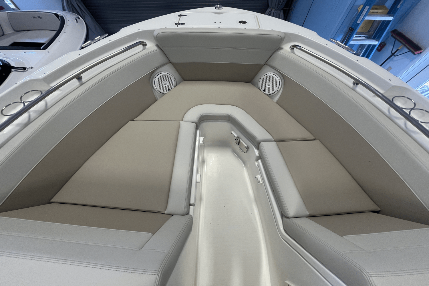 Slide: The Image of Boston Whaler 210 Vantage 2025 - 10