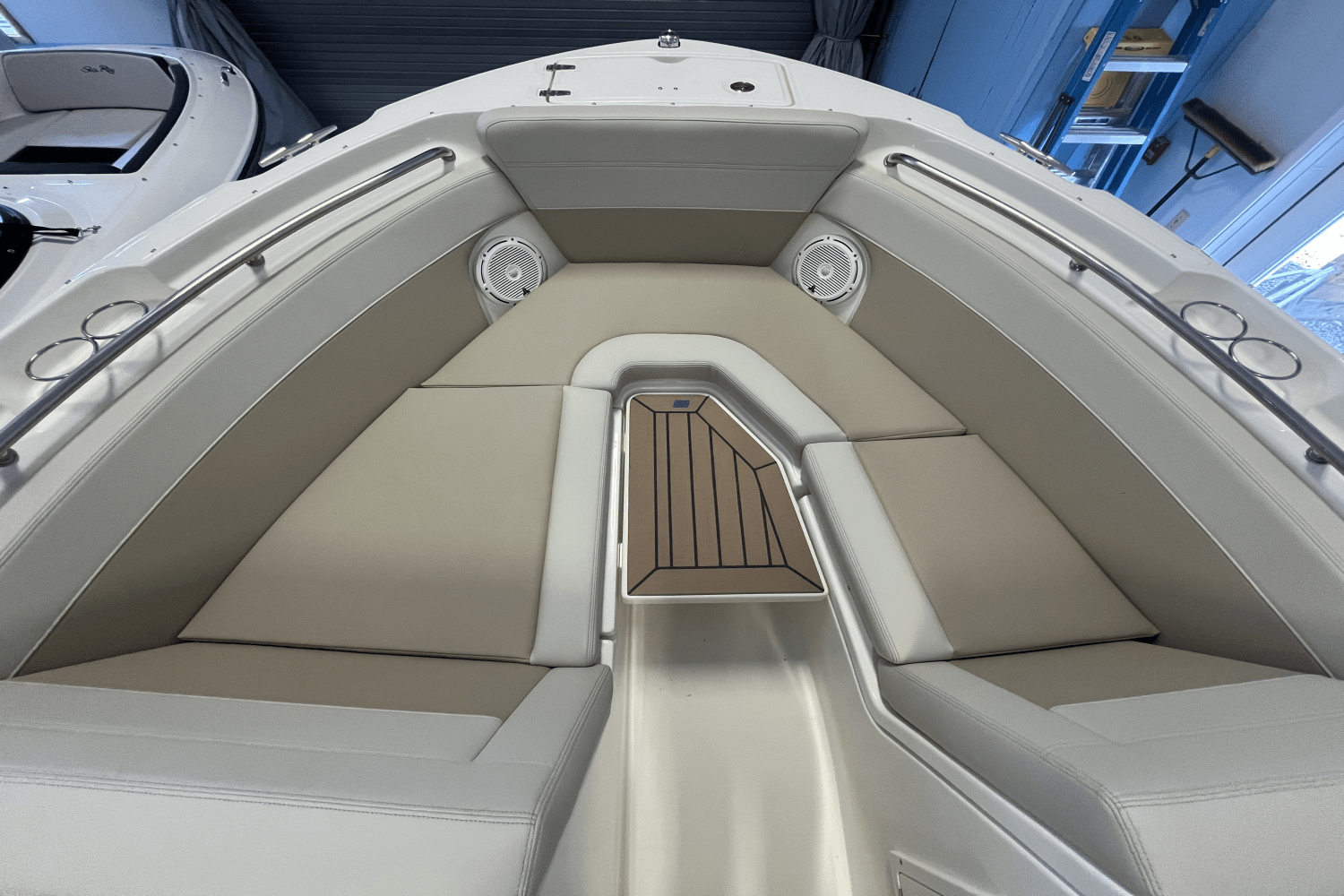 Slide: The Image of Boston Whaler 210 Vantage 2025 - 11