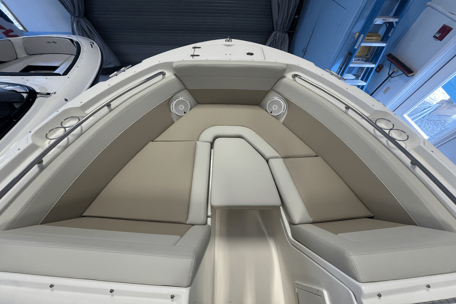 Slide: The Image of Boston Whaler 210 Vantage 2025 - 12
