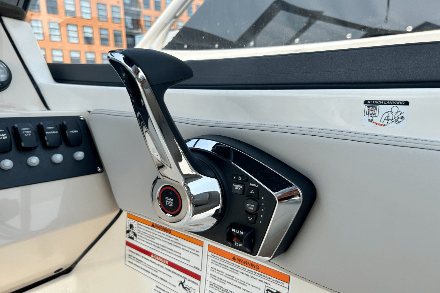 Slide: The Image of Boston Whaler 210 Vantage 2025 - 13