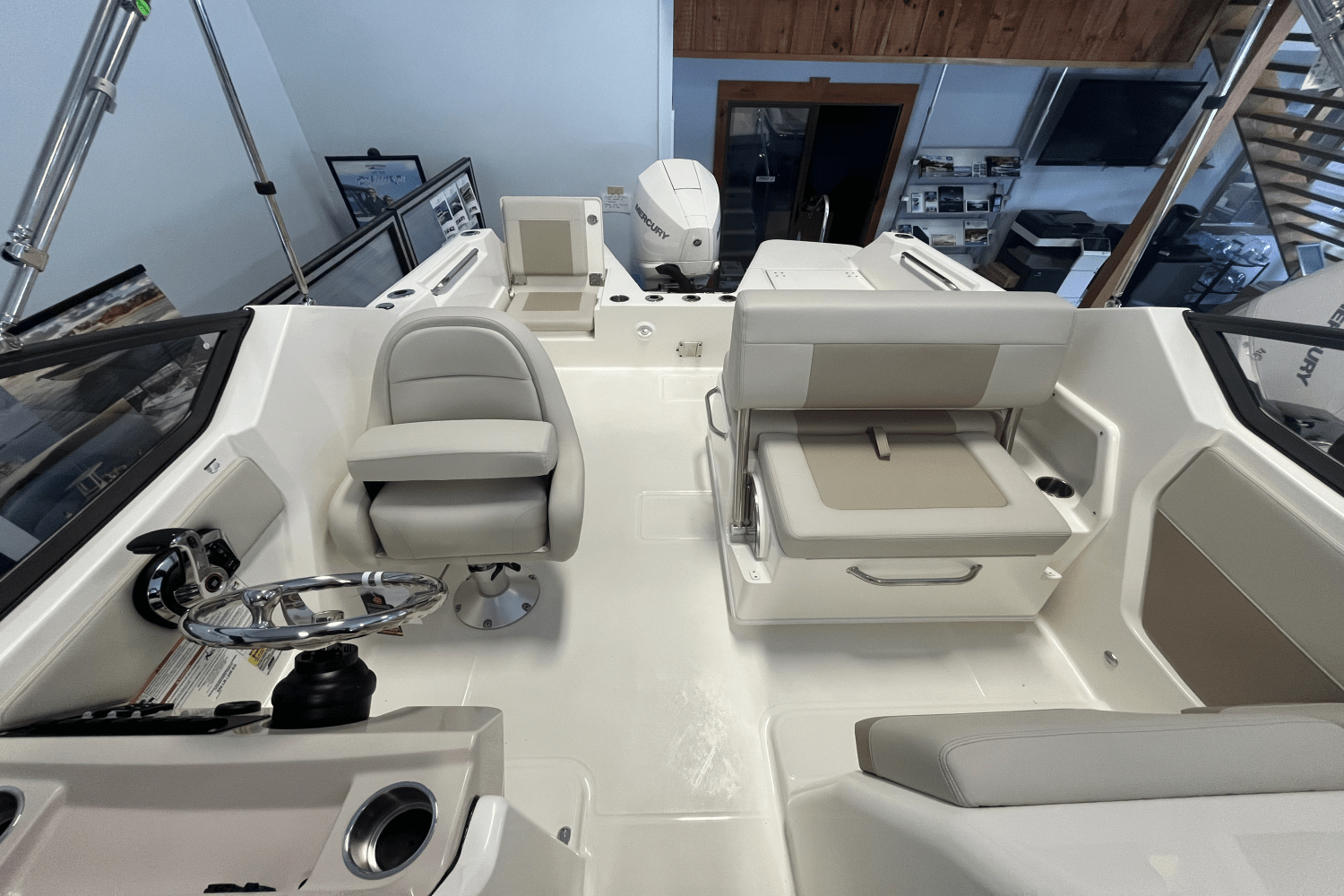 Slide: The Image of Boston Whaler 210 Vantage 2025 - 13