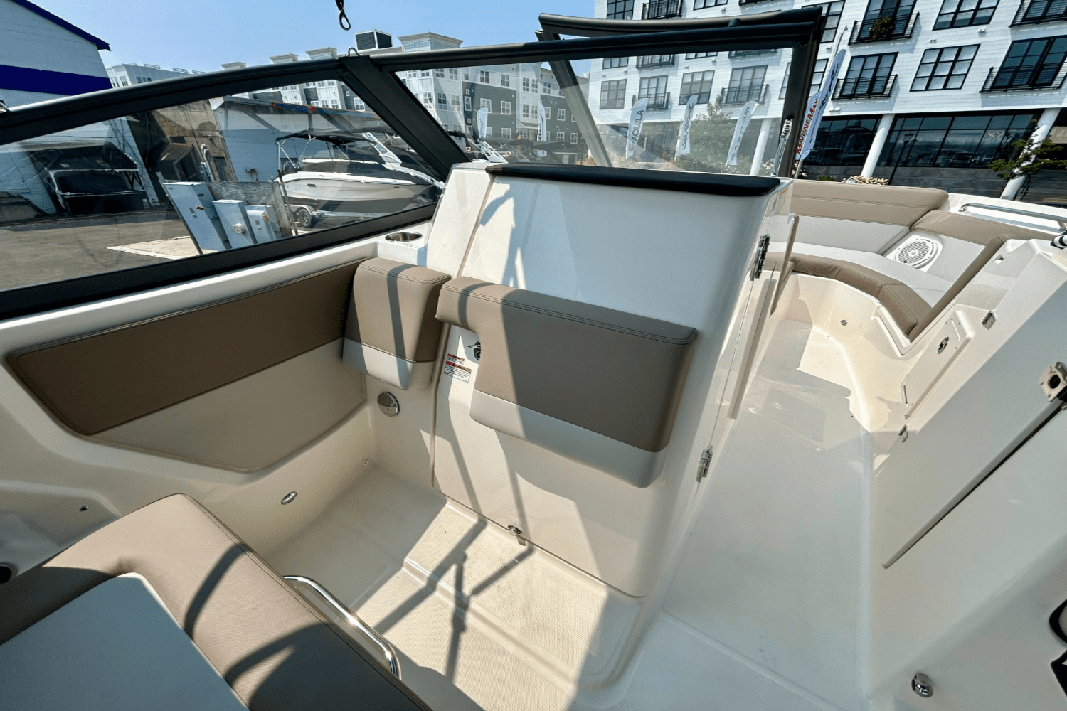 Slide: The Image of Boston Whaler 210 Vantage 2025 - 14