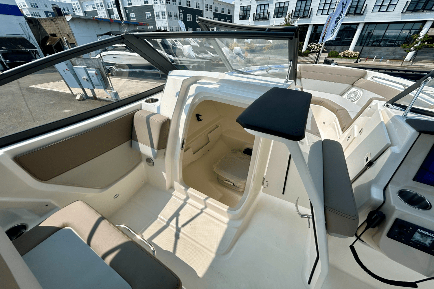 Slide: The Image of Boston Whaler 210 Vantage 2025 - 15