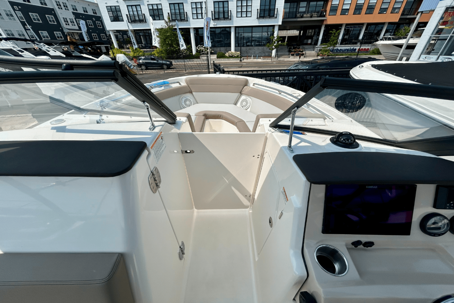 Slide: The Image of Boston Whaler 210 Vantage 2025 - 16
