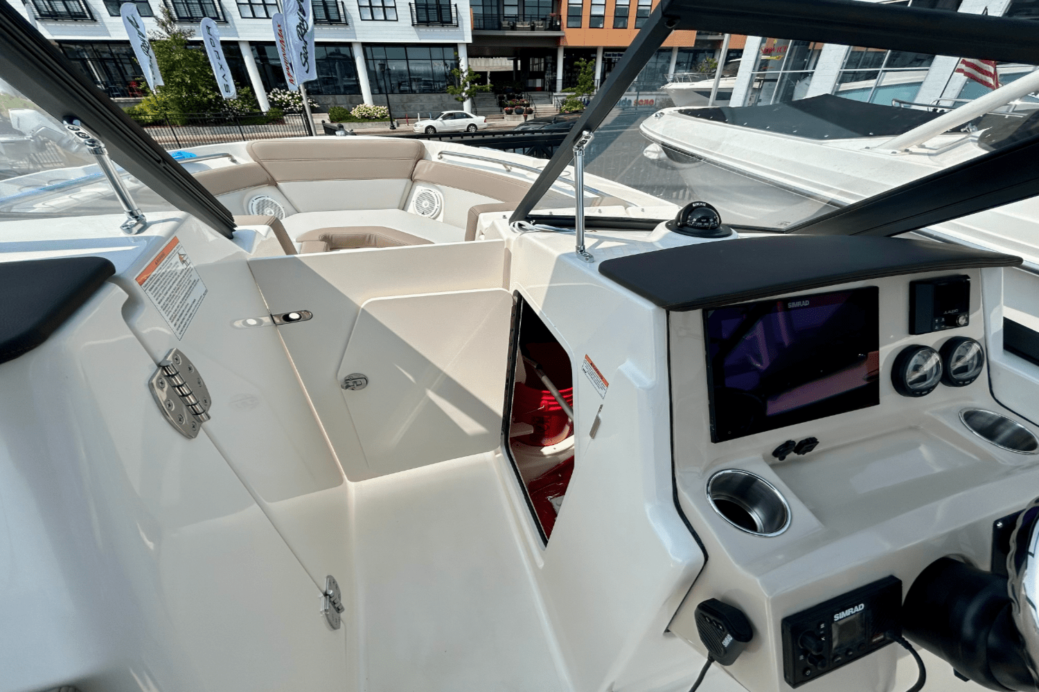 Slide: The Image of Boston Whaler 210 Vantage 2025 - 17